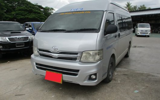 2012 – TOYOTA 2WD 2.5 MT COMMUTER SILVER – 3706