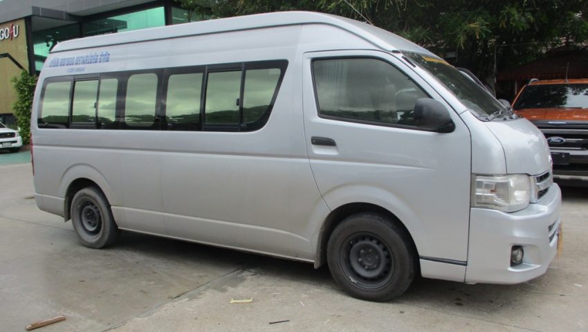 2012 – TOYOTA 2WD 2.5 MT COMMUTER SILVER – 3706