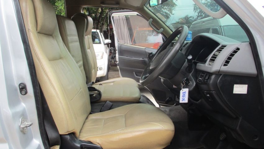 2012 – TOYOTA 2WD 2.5 MT COMMUTER SILVER – 3706