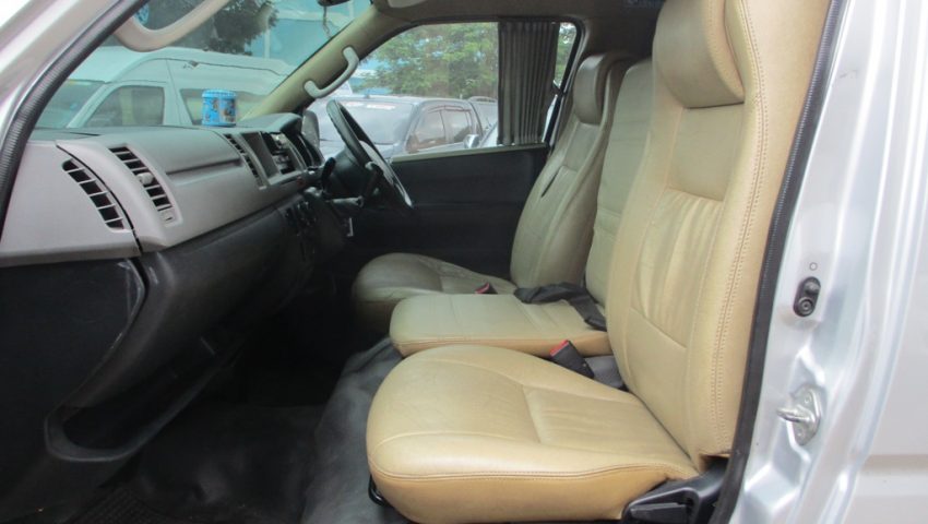 2012 – TOYOTA 2WD 2.5 MT COMMUTER SILVER – 3706